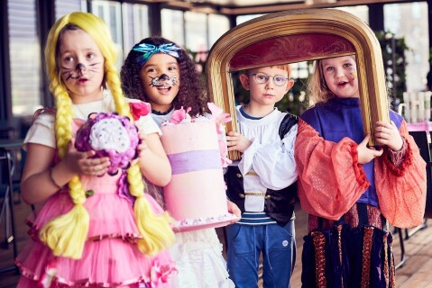 Fire barn med kostymer