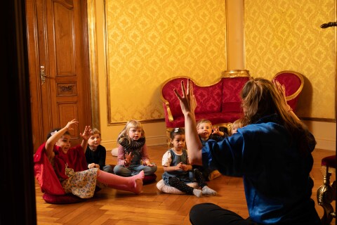 Barn og formidler i kongelosjen