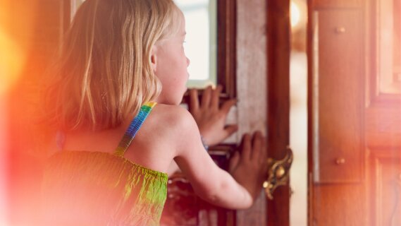 Barn som åpne en gammel dør