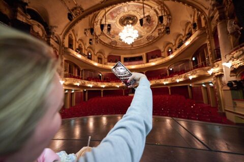 Arm som holder ut mobil for å ta bilde av Hovedscenen