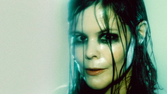 Bilde av kvinne med vått hår over ansiktet og mørk sminke