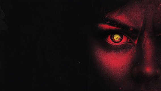 Mørkt nærbilde av høyre side av fjeset til en person med et gult øye