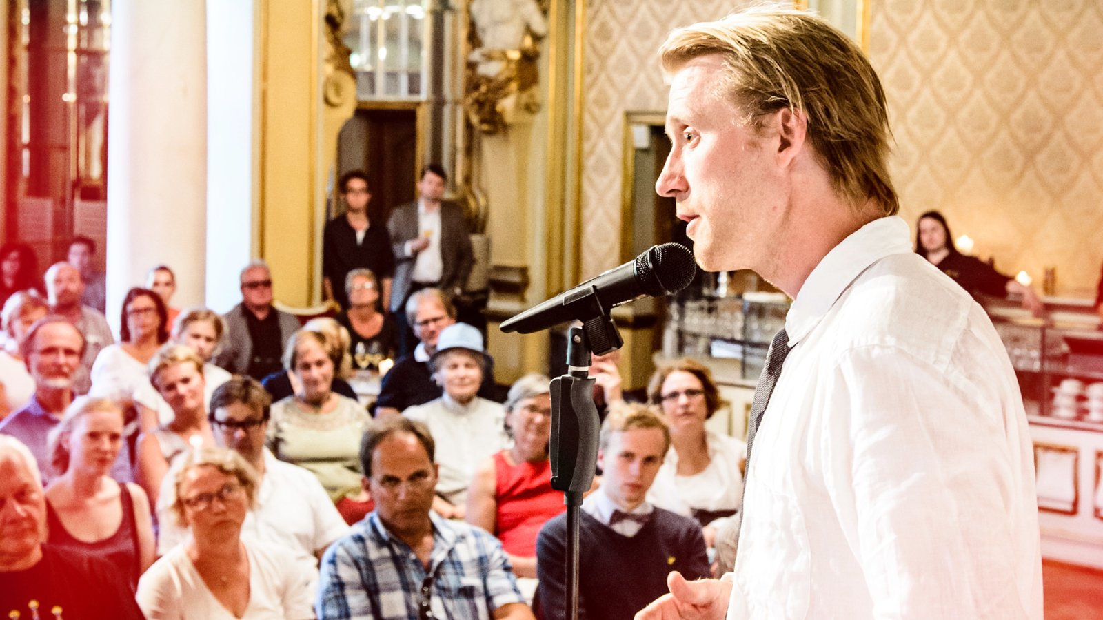 Fullsatt publikumsfoajé på Nationaltheatret
