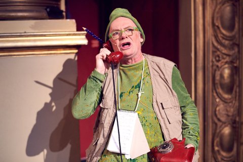 Skuespiller som snakker i telefonen