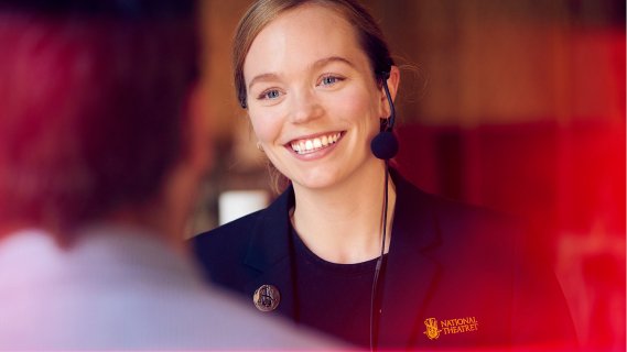 Smilende teateransatt i resepsjonen.