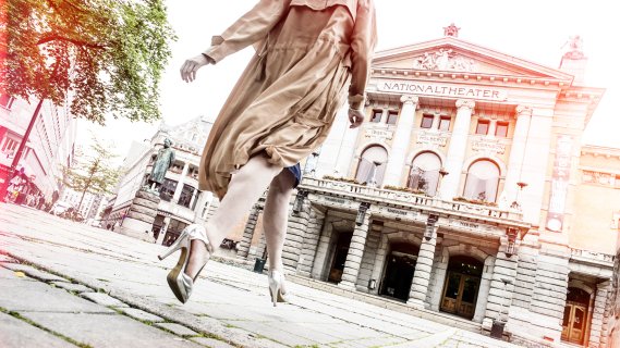 Bilde av løpende person foran Nationaltheatret