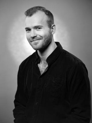 Portrett av en mannlig skuespiller på rosa og blå bakgrunn