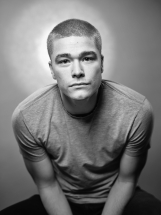 Portrettbilde av en mann med lilla og blå bakgrunn