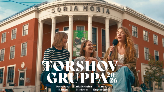 Tre kvinner i intervjusetting foran Soria Moria-bygningen på Torshov med tittel Torshovgruppa 2026 Petronella Barker Maria Kristine Hildonen Marte Engebrigtsen
